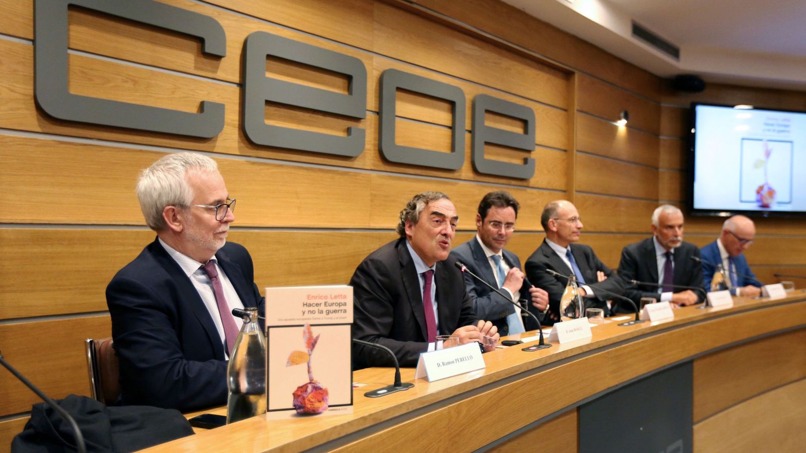 Foto: El presidente de la CEOE, Juan Rosell, en la presentación del libro 'Hacer Europa y no la guerra'. (EFE)