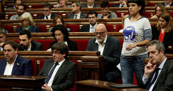 Foto: Carles Puigdemont, en su hasta ahora escaño del Parlament de Cataluña. (Reuters)