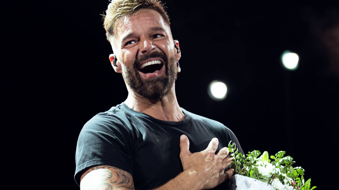 Ricky Martin emocionado sobre el escenario.