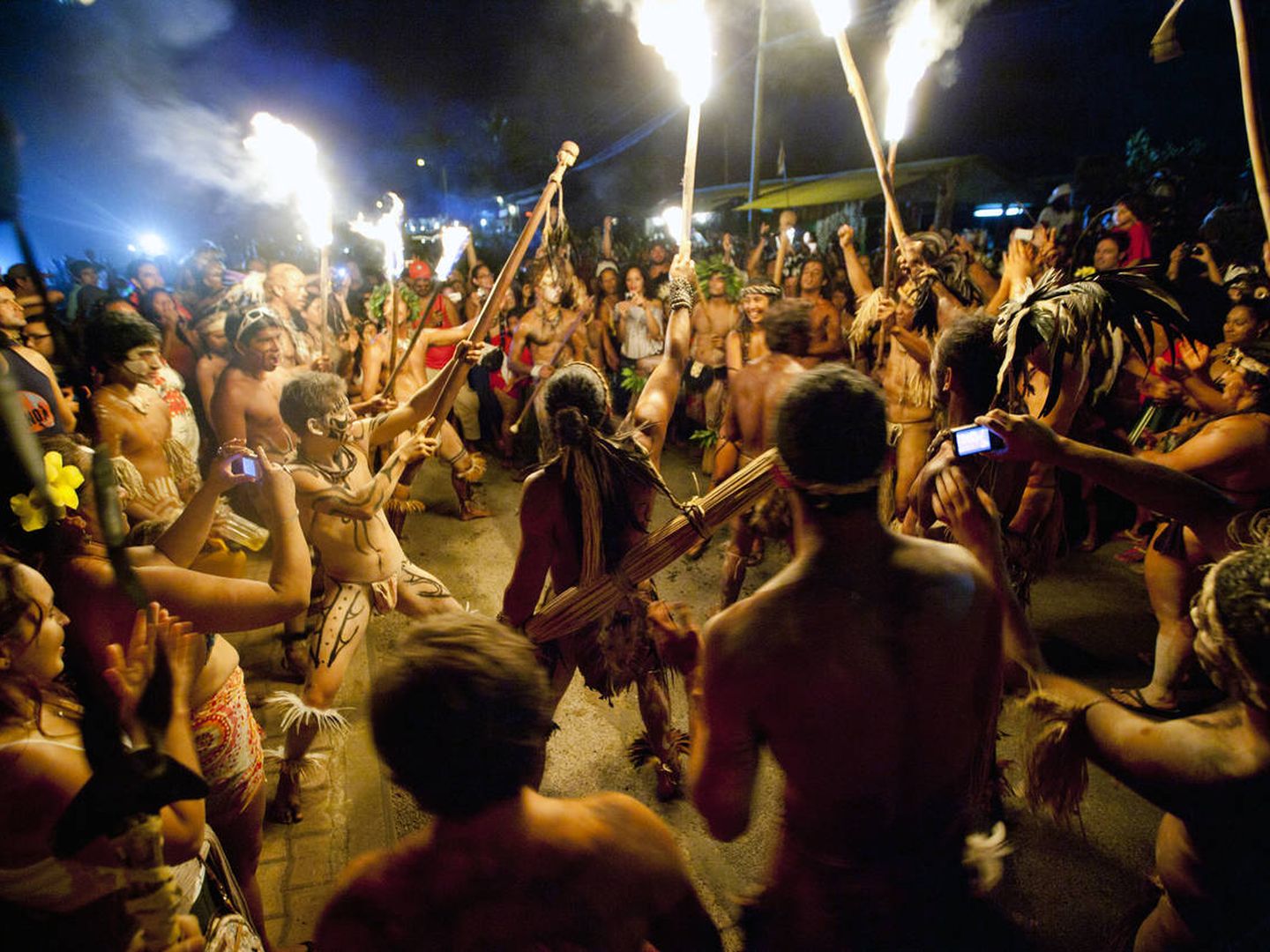 Locales y turistas en una fiesta tradicional rapanui. (iStock)