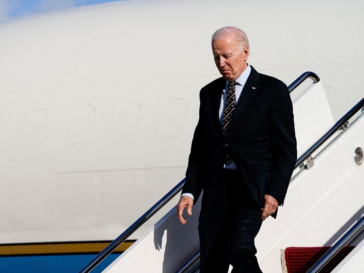 Foto: El presidente de Estados Unidos, Joe Biden, desembarca del Air Force One en la Base Conjunta Andrews, Maryland, Estados Unidos. (Reuters/Elizabeth Frantz)