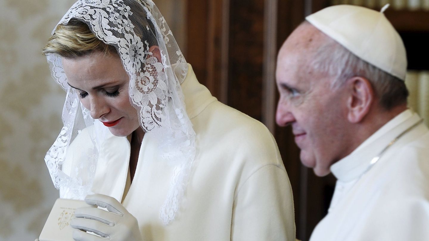 Charlène junto al Papa Francisco