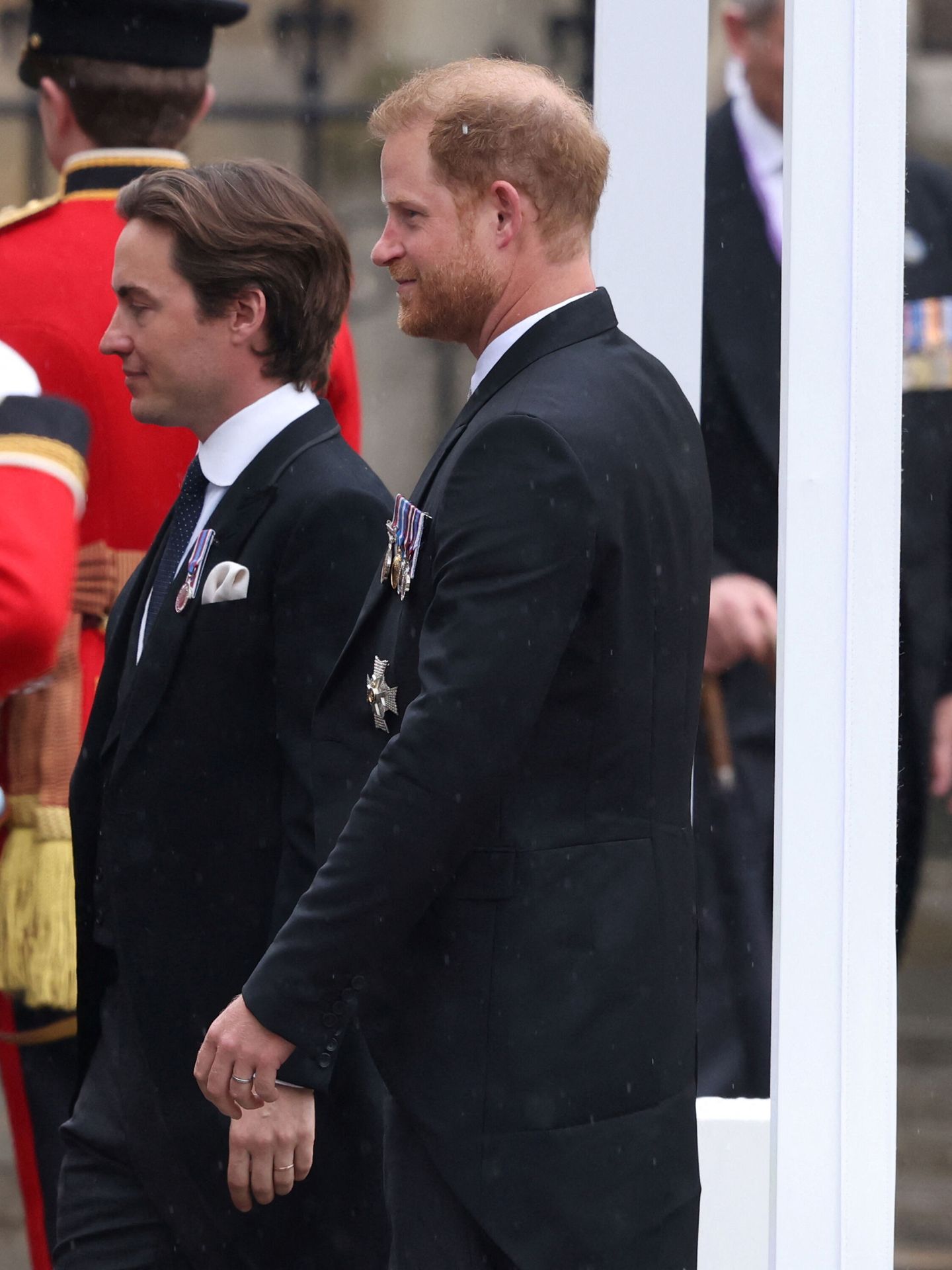 El príncipe Harry entra con Edo Mapelli en Westminster. (Reuters)