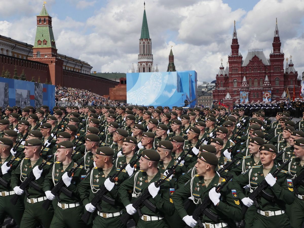 Foto: Foto de archivo del ejército ruso marchan en formación durante un ensayo del desfile del Día de la Victoria. (EFE)
