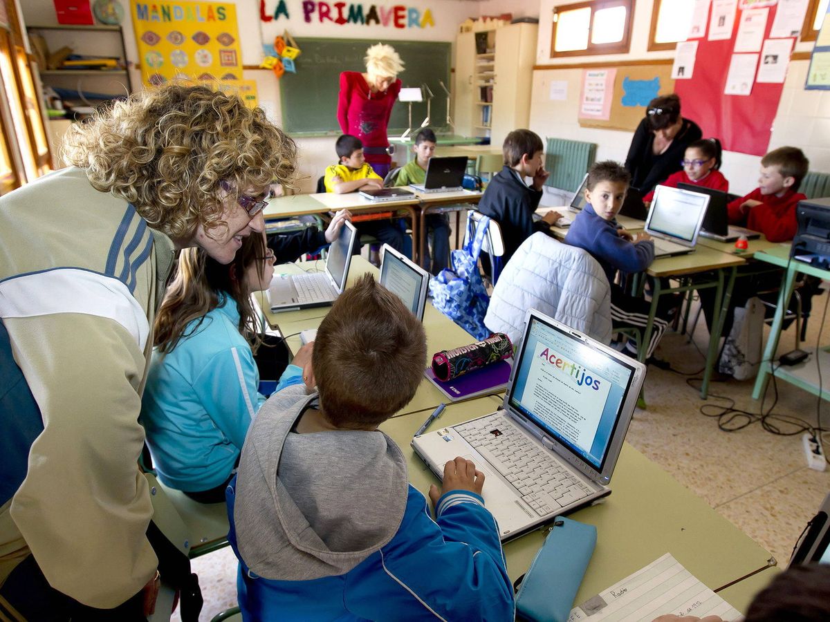 Foto: Estudiantes utilizando ordenadores en una clase. (EFE/Antonio García)