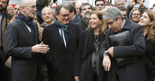 Foto: Francesc Homs (d), junto a su esposa (3-d), el expresidente catalán Artur Mas (2-i) y el conseller de Asuntos Exteriores de la Generalitat, Raúl Romeva (i). (EFE)