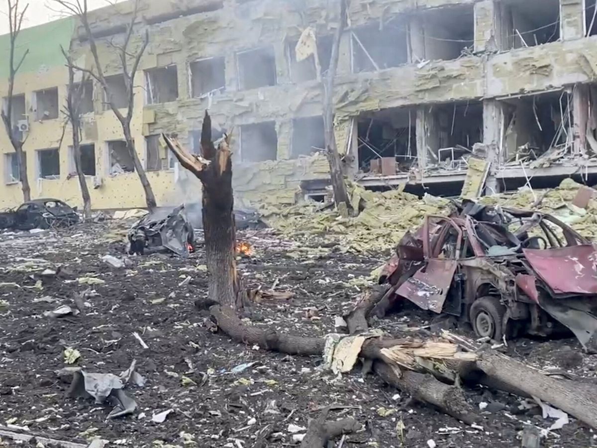 Foto: Bombardeo al hospital infantil de Mariúpol. (Reuters/Defensa ucraniana)