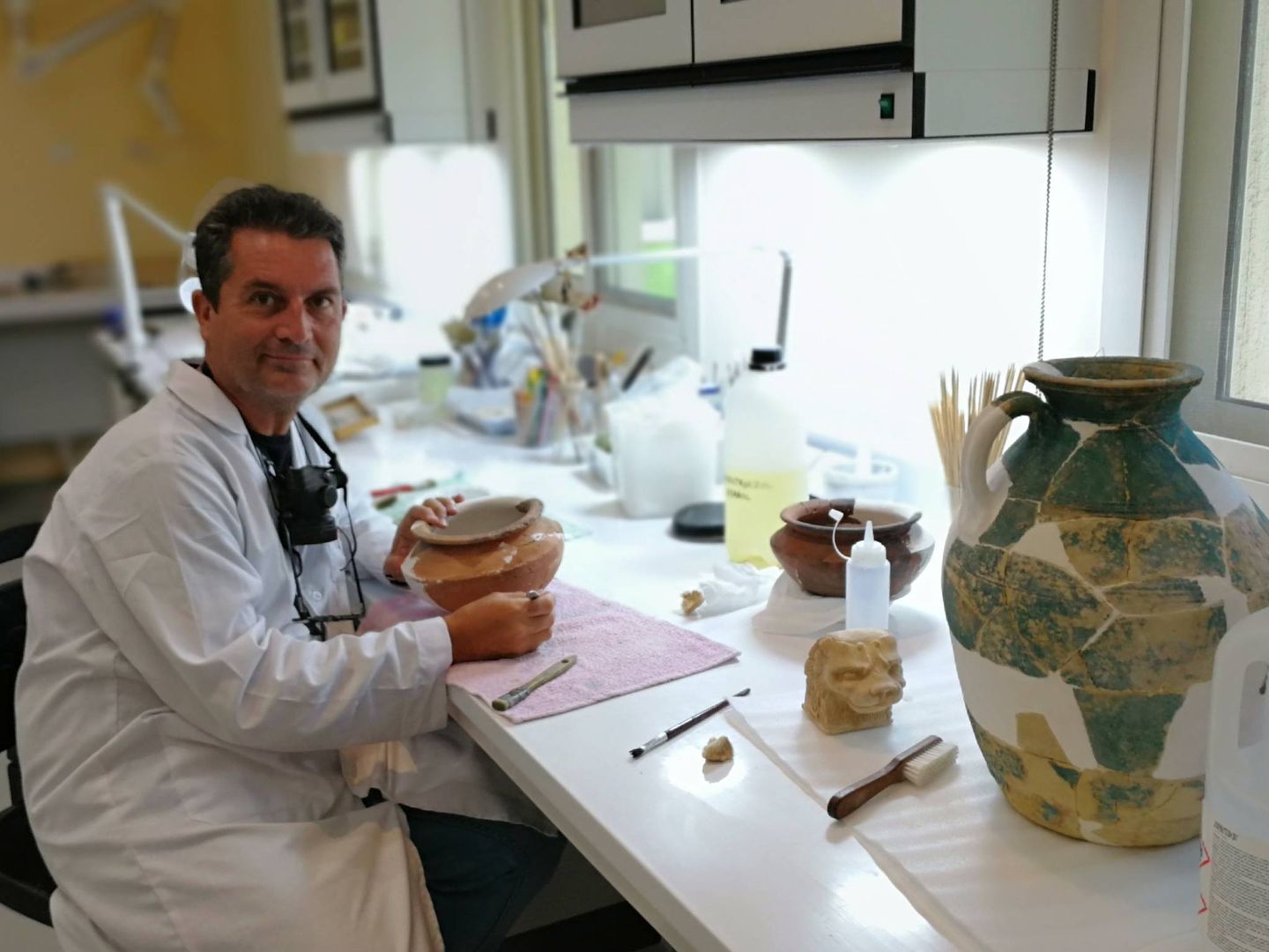 Miguel Ángel Núñez, en su laboratorio de Sharjah junto a una ánfora romana.