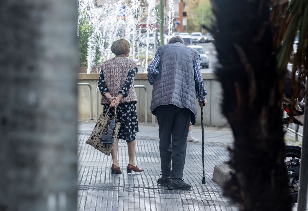 Dos personas durante el Día Internacional de las Personas Mayores, a 1 de octubre de 2026, en Madrid. (Europa Press/Ricardo Rubio)