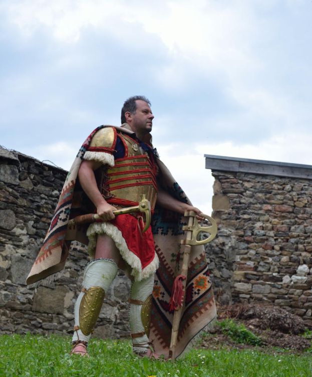 Foto: Reconstrucción de un guerrero de la Edad de Bronce Tardía. (Association of Historical Studies KORYVANTES)