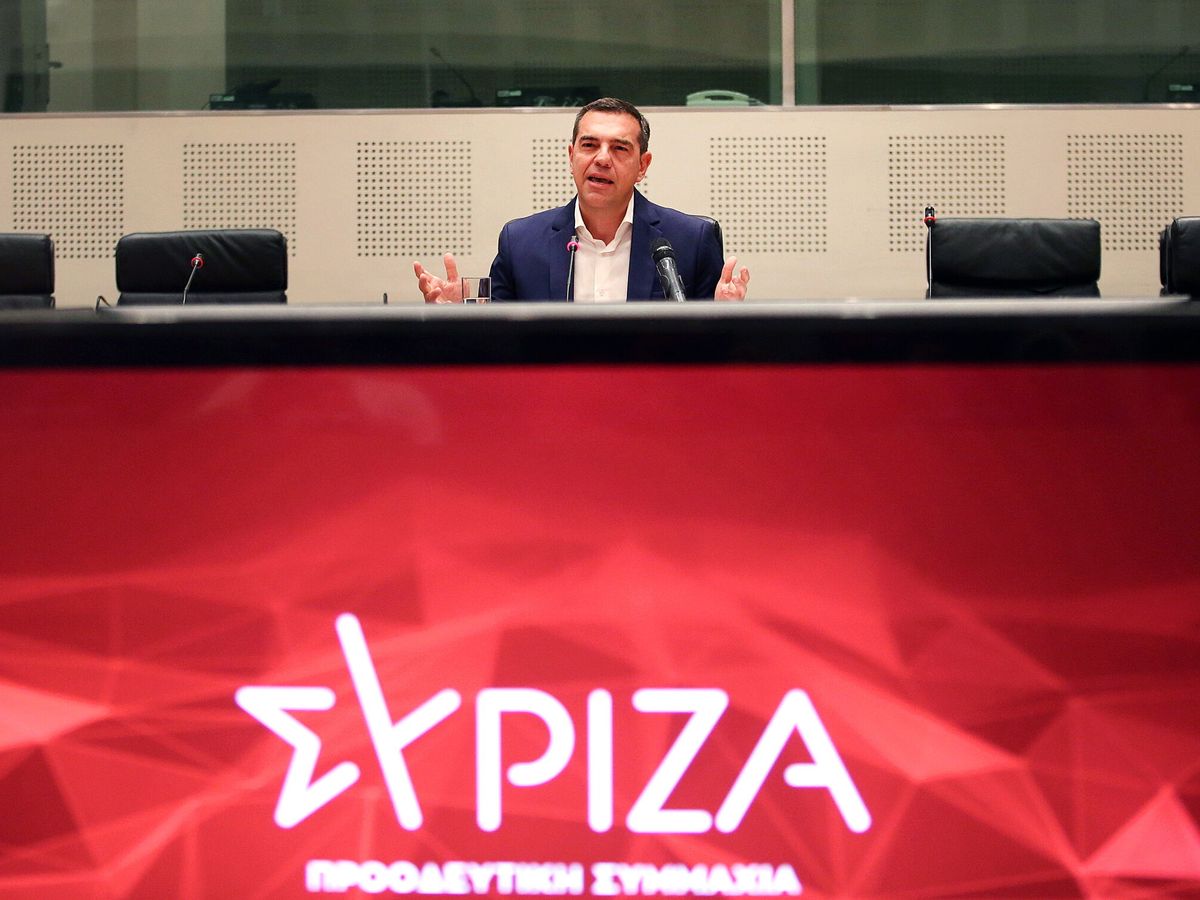Foto: El líder del partido de la oposición SYRIZA-Alianza Progresista, Alexis Tsipras, anuncia su dimisión como líder del partido. (EFE / Orestis Panagiotou)