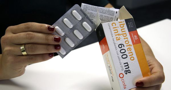 Foto: Los pacientes deberán pasar por la consulta para adquirir una caja de Ibuprofeno de 600 mg. (EFE)