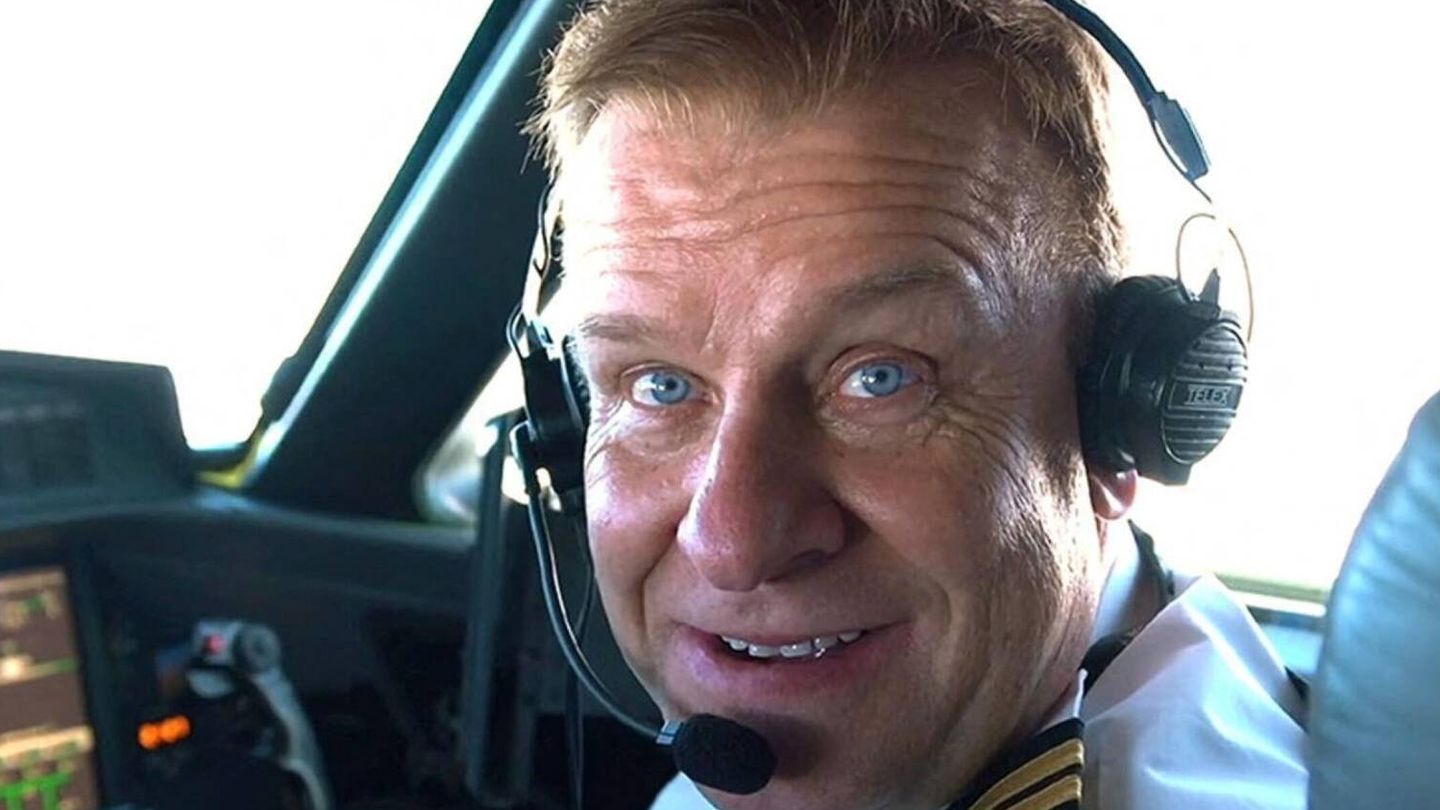 Hamish Harding, en una imagen pilotando un avión. (Reuters/Cortesía de Jannicke Mikkelsen)