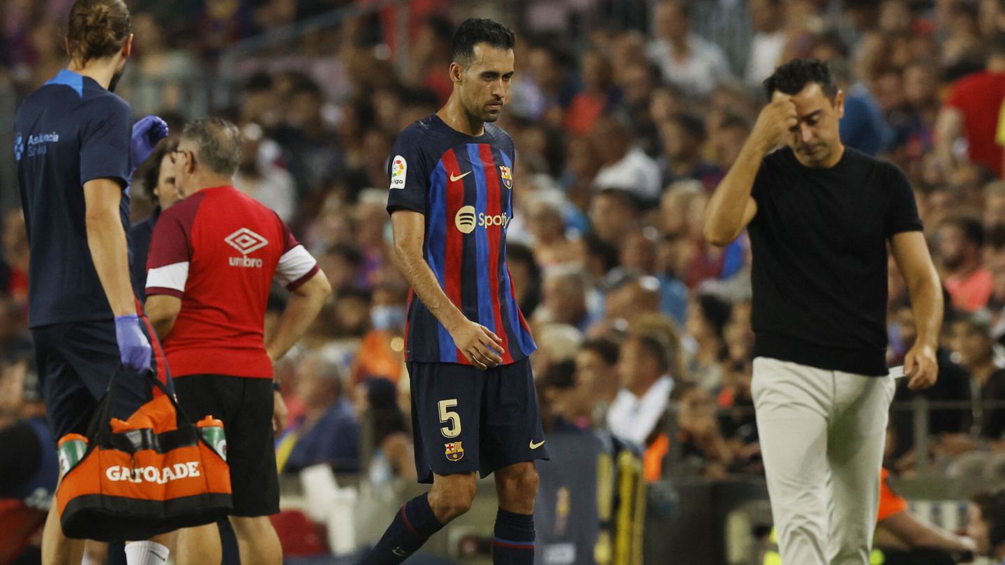 Xavi se lamenta tras una expulsión de Busquets, esta temporada. (Reuters/Albert Gea)