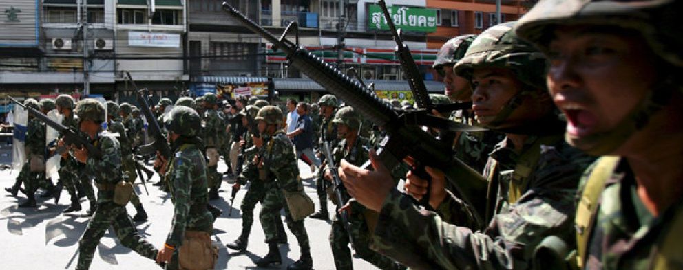 Foto: Enfrentamientos entre el Ejército y activistas causan 94 heridos en Bangkok