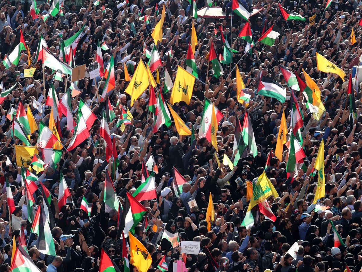 Foto: Miles de partidarios propalestinos, durante una manifestación antiisraelí en Teherán. (EFE/Abedin Taherkenareh)