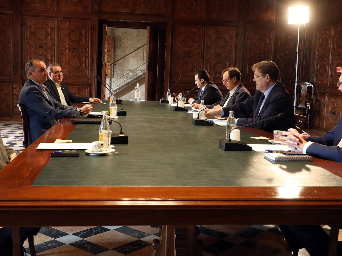 Foto: Agentes sociales y patronales, en el Palau de la Generalitat, con Ximo Puig. (GVA)
