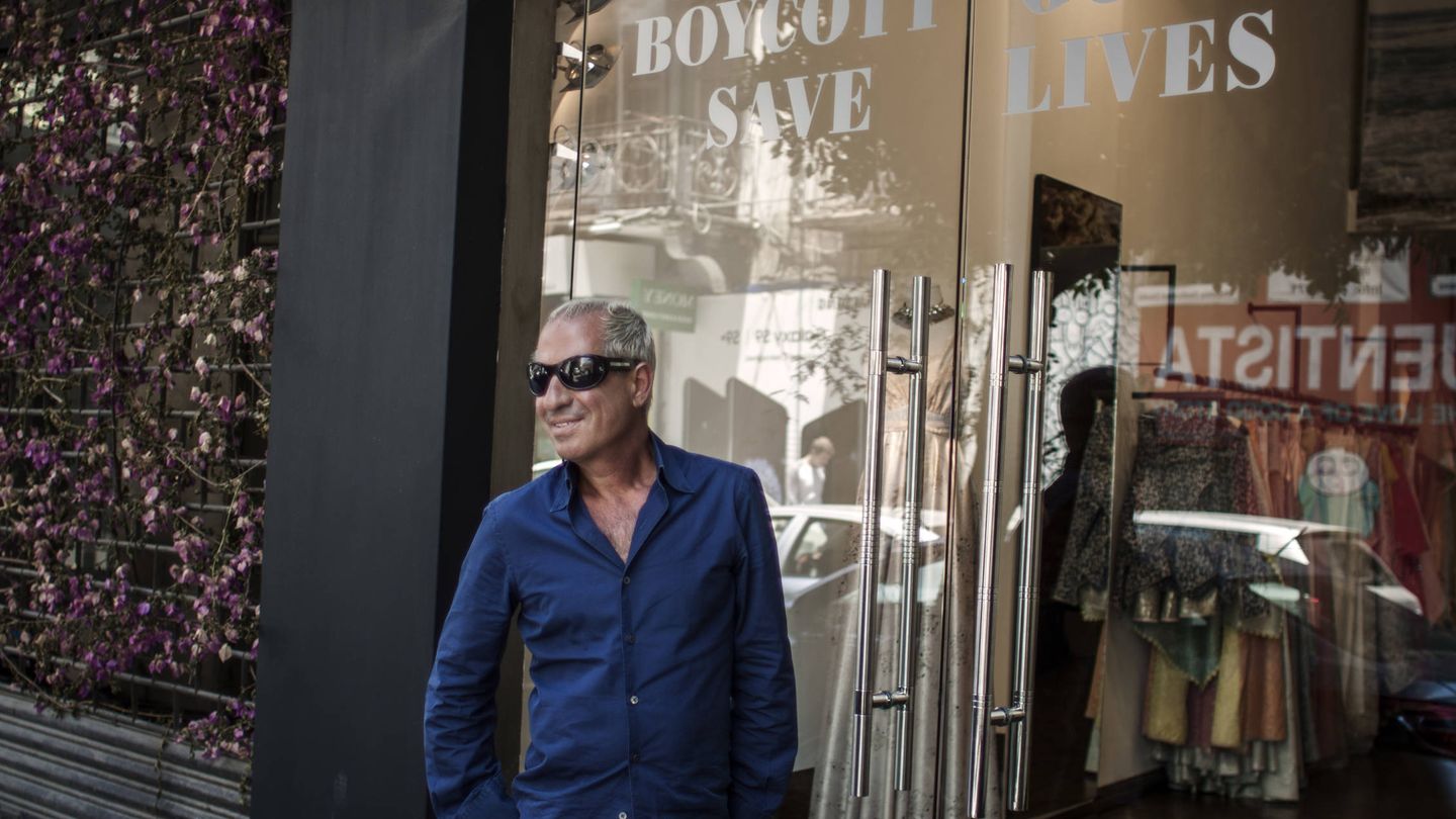 Amer Jabali, diseñador de alta costuraestadounidense-libanés, posando en el escaparate de su boutique. (E. Bonet)