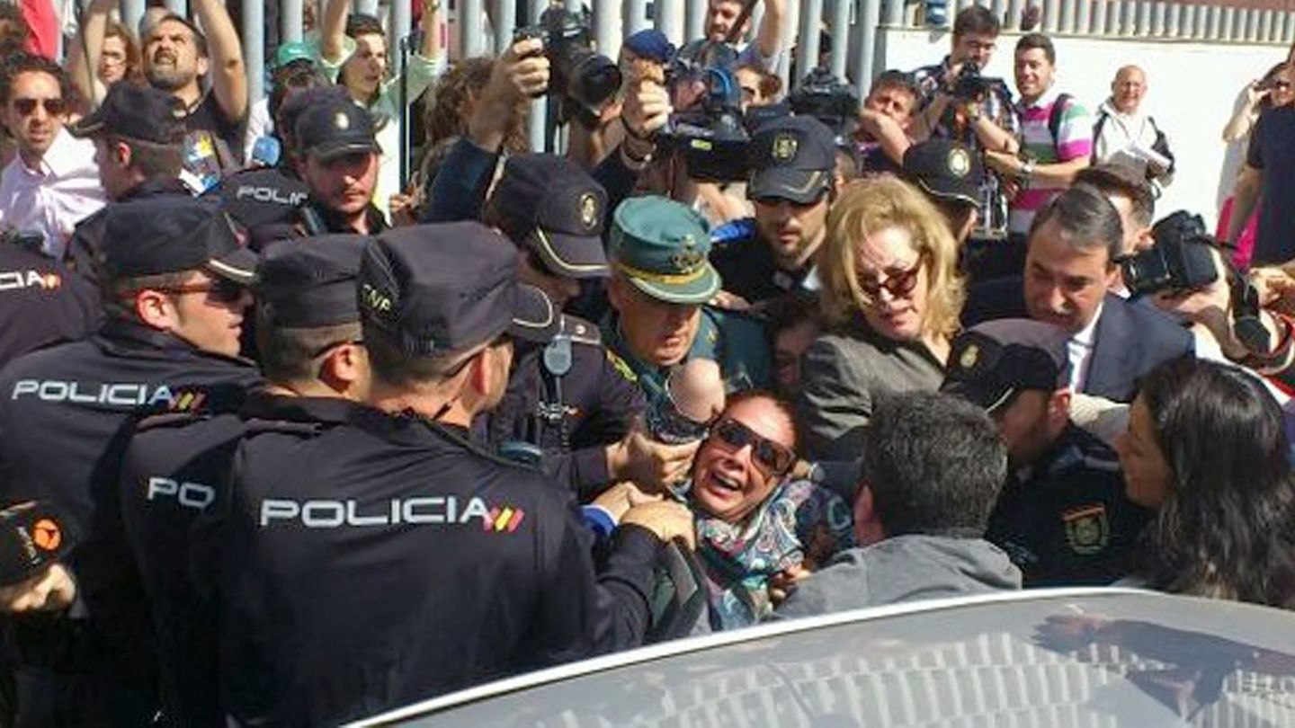La cantante saliendo de los Juzgados de Málaga tras conocer su condena 
