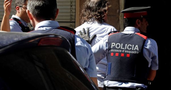 Foto: Los Mossos d'Esquadra trasladan al hombre que han detenido por su supuesta relación con la desaparición de su expareja en Terrassa (Efe)