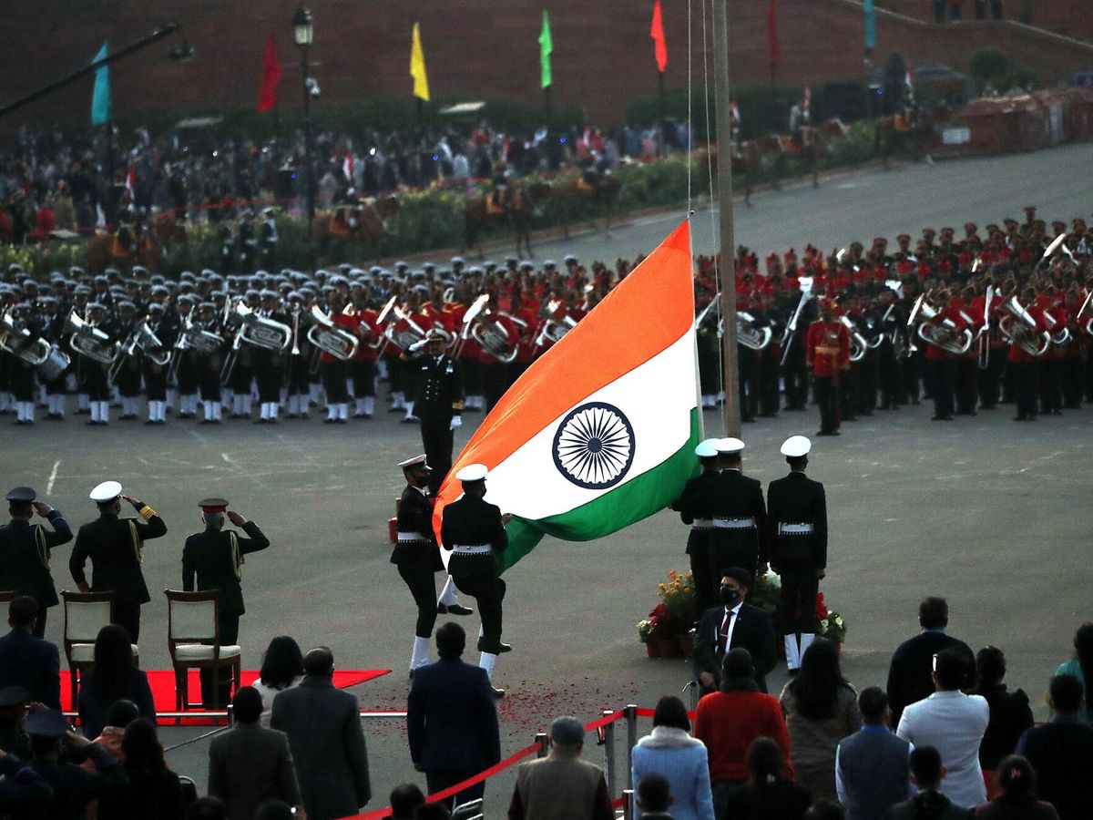 Foto: Militares indios arrían la bandera durante la ceremonia Beating Retreat. (EFE/EPA/Harish Tyagi) 