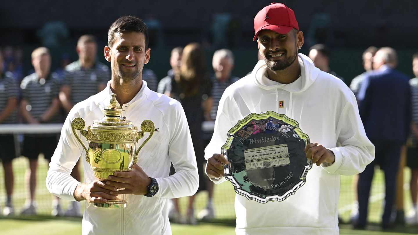 Djokovic y Kyrgios tras la final de Wimbledon. (Reuters/Toby Melville)