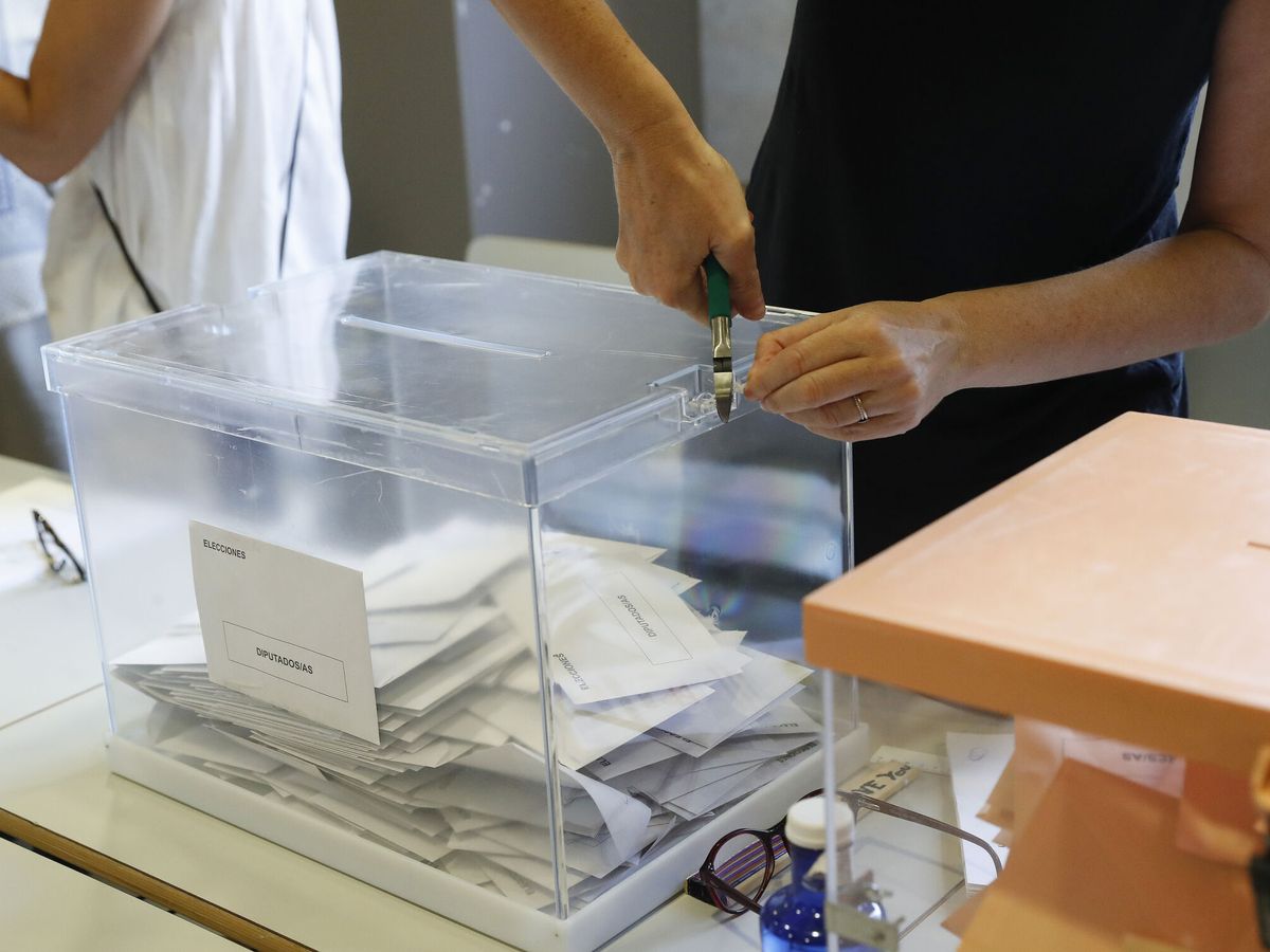 Foto: n miembro de una mesa electoral desprecinta una urna para proceder al recuento en el Instituto Ortega y Gasset, en Madrid. (Efe/ J.P. Gandul)