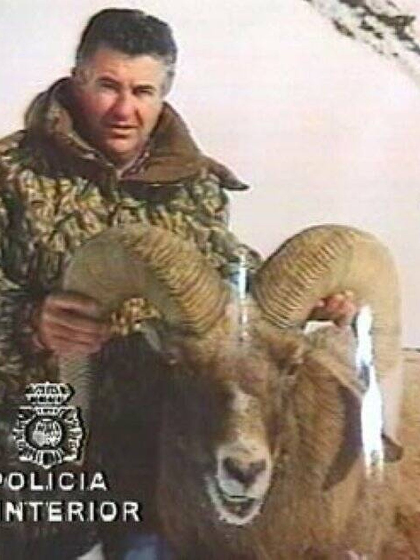 Juan Antonio Roca muestra uno de sus trofeos de caza. (Ministerio del Interior)