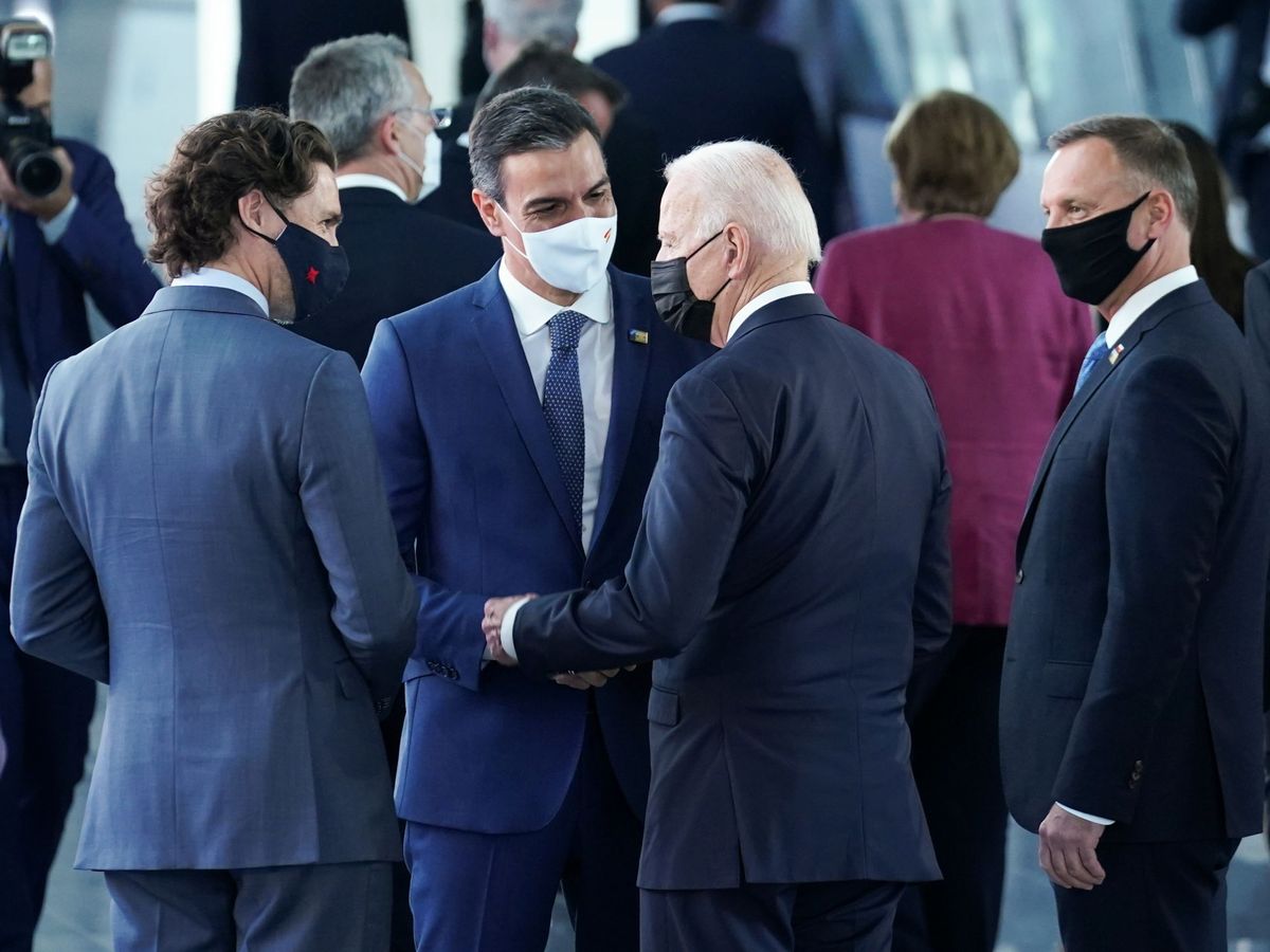Foto: Pedro Sánchez, Justin Trudeau y Joe Biden se saludan en la cumbre de la OTAN. (Reuters)