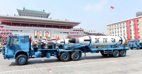 Foto: Misiles KN-11 (Pukgukson-1) exhibidos durante el desfile del sábado en la plaza Kim Il Sung de Pyongyang. (Reuters)