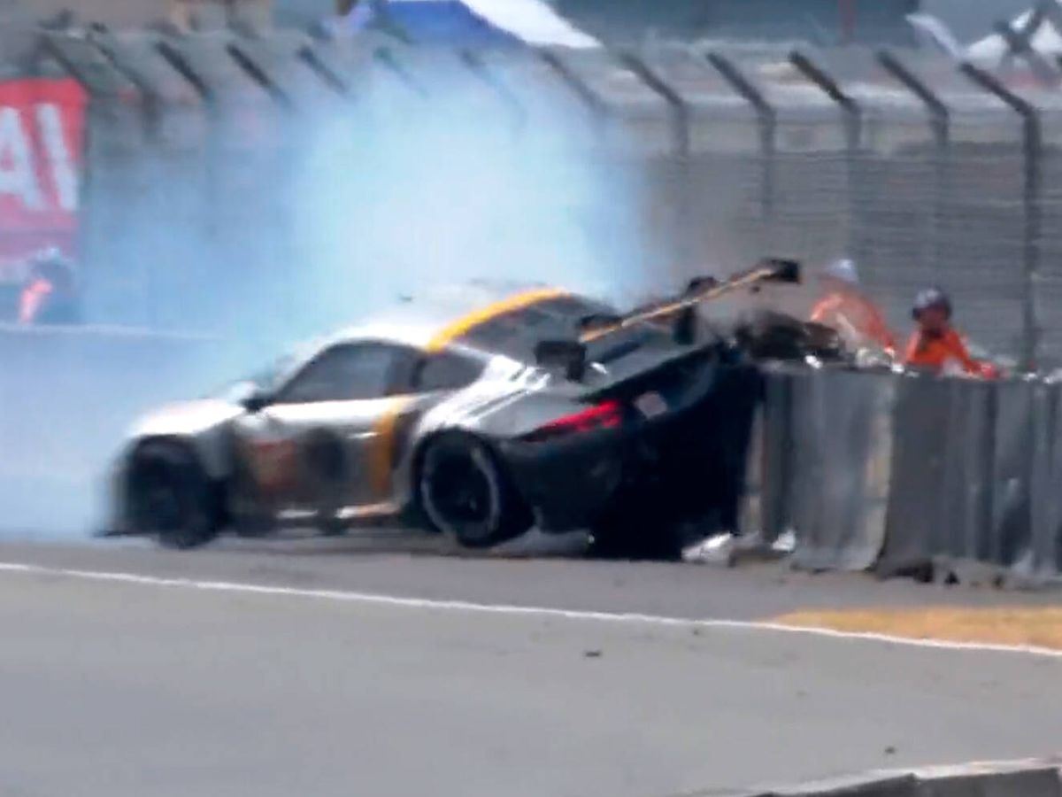 Foto: Michael Fassbender estrelló su coche contra el muro de Le Mans (Twitter)