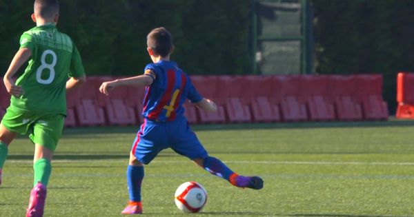 Foto: Un niño de la FCB Escola preparándose para golpear el balón.