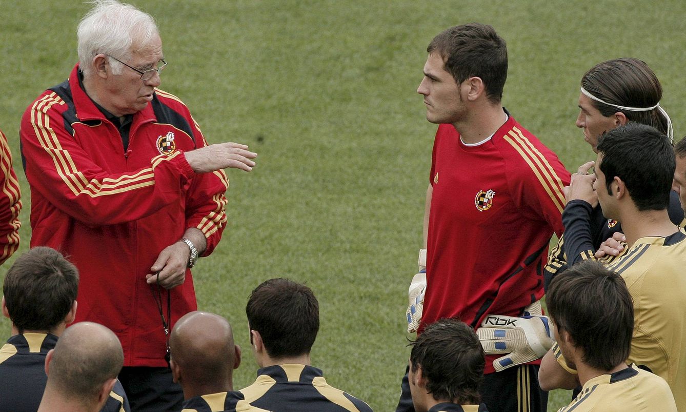 Luis Aragonés conversa con Iker Casillas durante un entrenamiento (JuanJo Martín/EFE) 