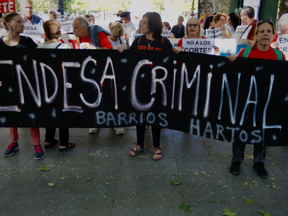 Foto: Una protesta de Barrios Hartos frente a la puerta del Ayuntamiento de Sevilla. (EFE / José Manuel Vidal)