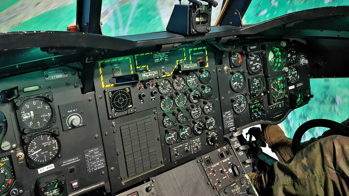 Cabina analógica del simulador del CH-47D. La diferencia con el Foxtrot es notoria (ver siguiente foto). (J. F.)