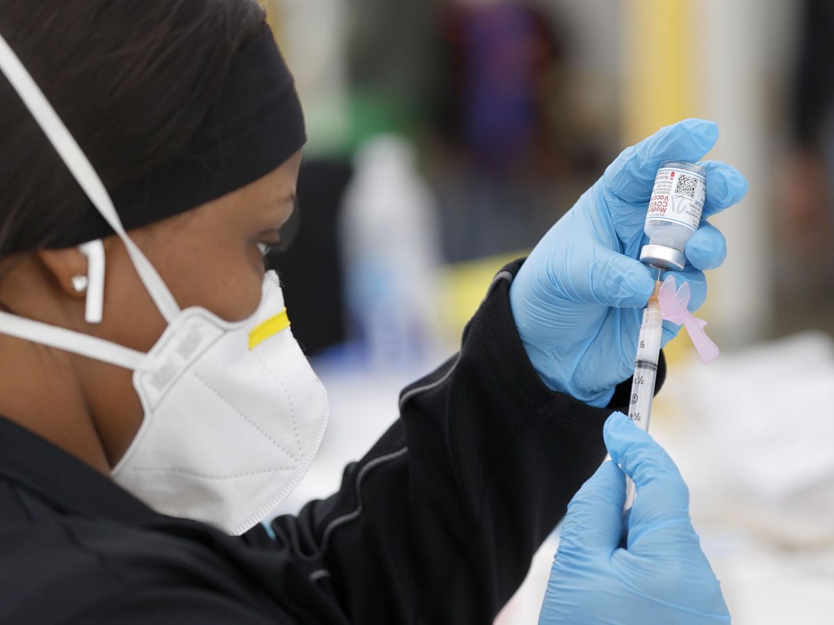 Foto: Una mujer prepara la vacuna de Moderna en EEUU. (EFE) 
