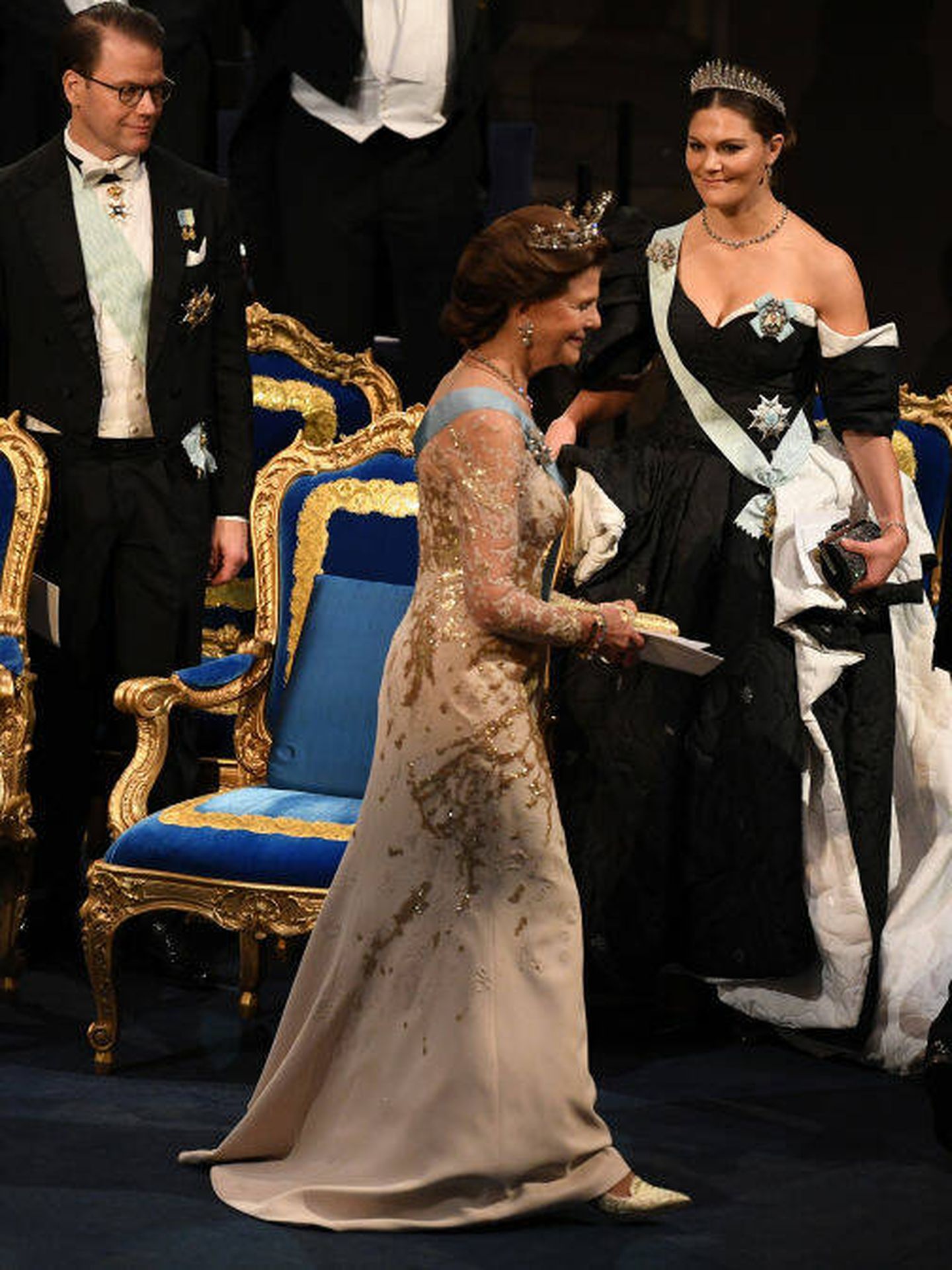 La reina Silvia, caminando durante la gala de los premios Nobel 2019. (Getty)