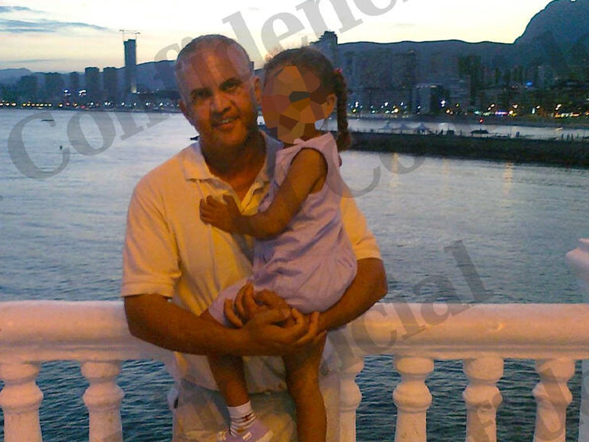 Foto: El mafioso italiano residente en España, con una de sus hijas. (El Confidencial)