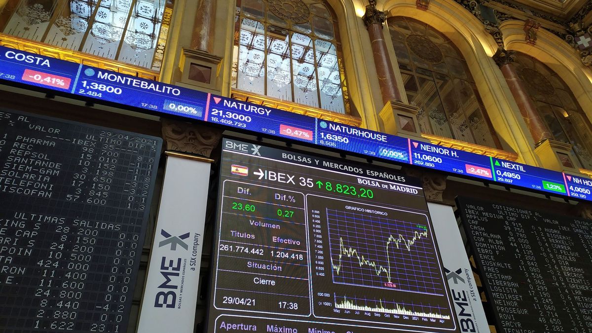 El Ibex sube un 2,28% en abril con el empuje de la banca y lleva tres meses al alza