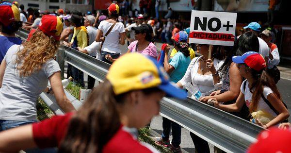 Foto: Manifestación organizada este sábado contra el Gobierno de Maduro. (Reuters)