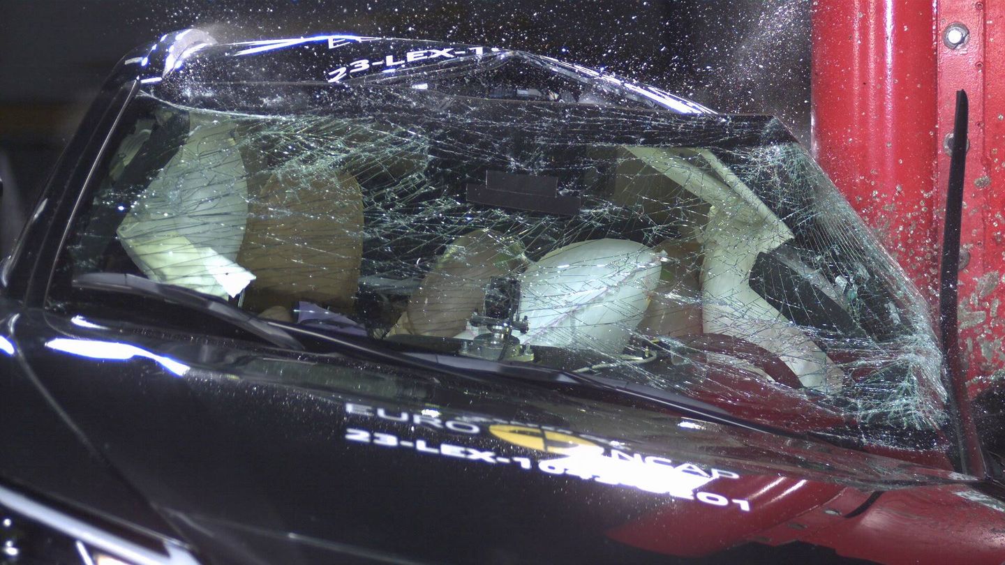 Pese a las cinco estrellas logradas, el Lexus RZ demostró una protección pobre en el test lateral contra poste.