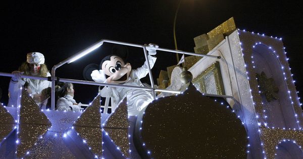 Foto: El personaje de Mickey Mouse saluda desde lo alto de una carroza en la cabalgata de Reyes de Madrid de 2010. (EFE)