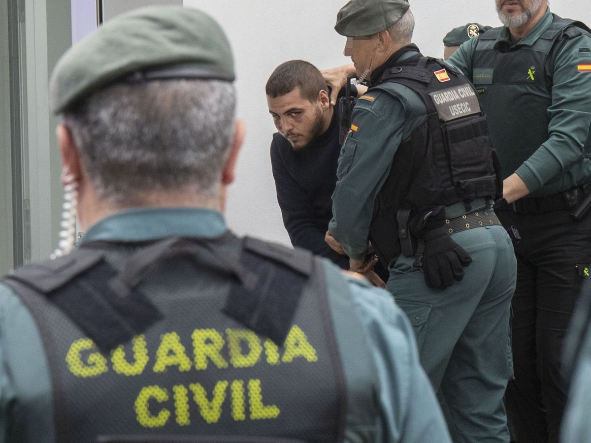 Foto: Uno de los detenidos en Barbate. (EFE/Román Ríos)