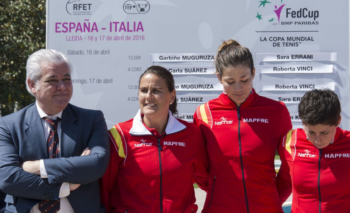 Conchita, con el presidente de la Federación Española de Tenis, Fernando Fernández-Labreda, y las jugadoras Garbiñe Muguruza y Carla Suárez, en las instalaciones del CT Lleida. (EFE)