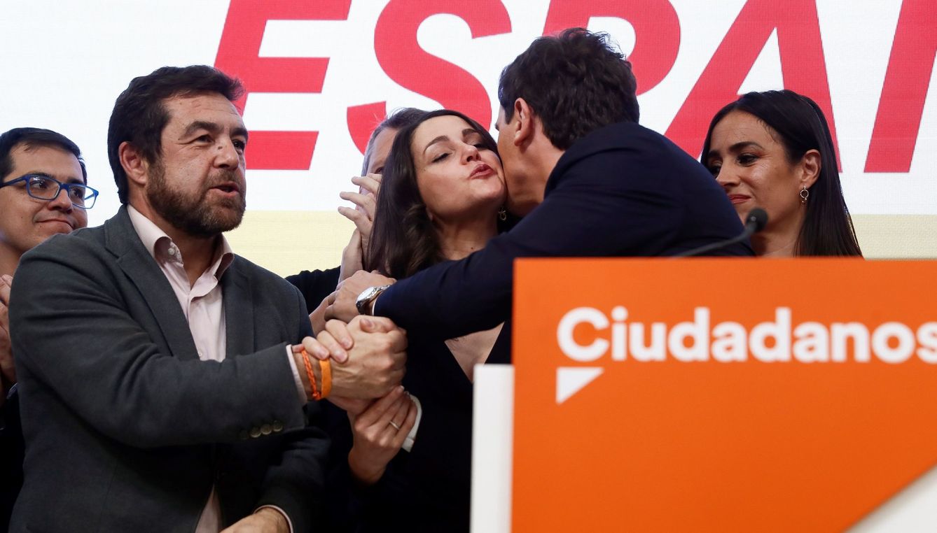 El líder de Ciudadanos, Albert Rivera (2-d), y la portavoz parlamentaria, Inés Arrimadas (c). (EFE)
