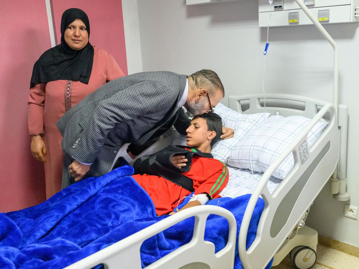 Foto: El rey de Marruecos visita el hospital donde están ingresados los heridos por el terremoto. (Reuters)