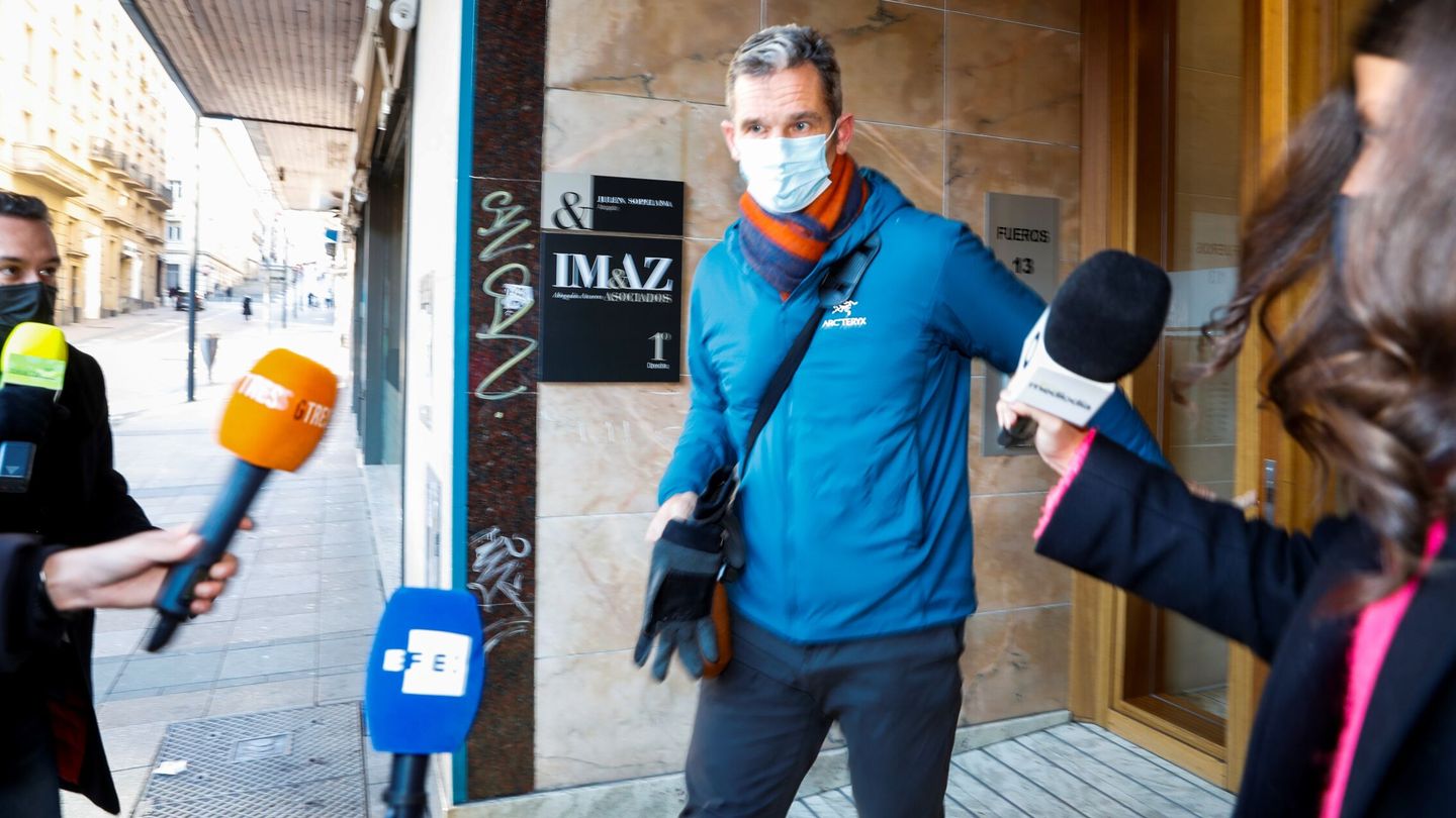 Iñaki Urdangarín, atendiendo a los medios en Vitoria. (EFE/David Aguilar)