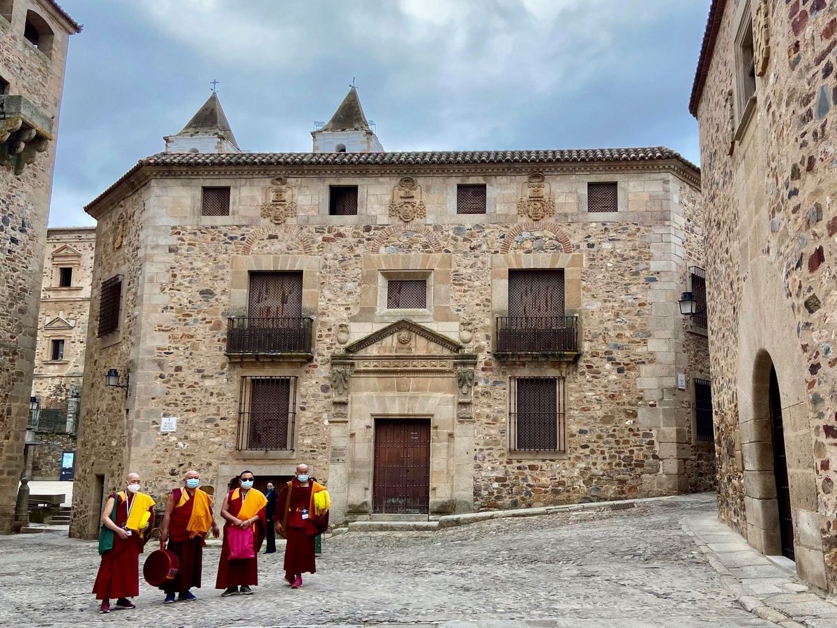 Foto: Monjes budistas, por el casco histórico de la ciudad de Cáceres, en una imagen de archivo. (EFE/Eduardo Villanueva)