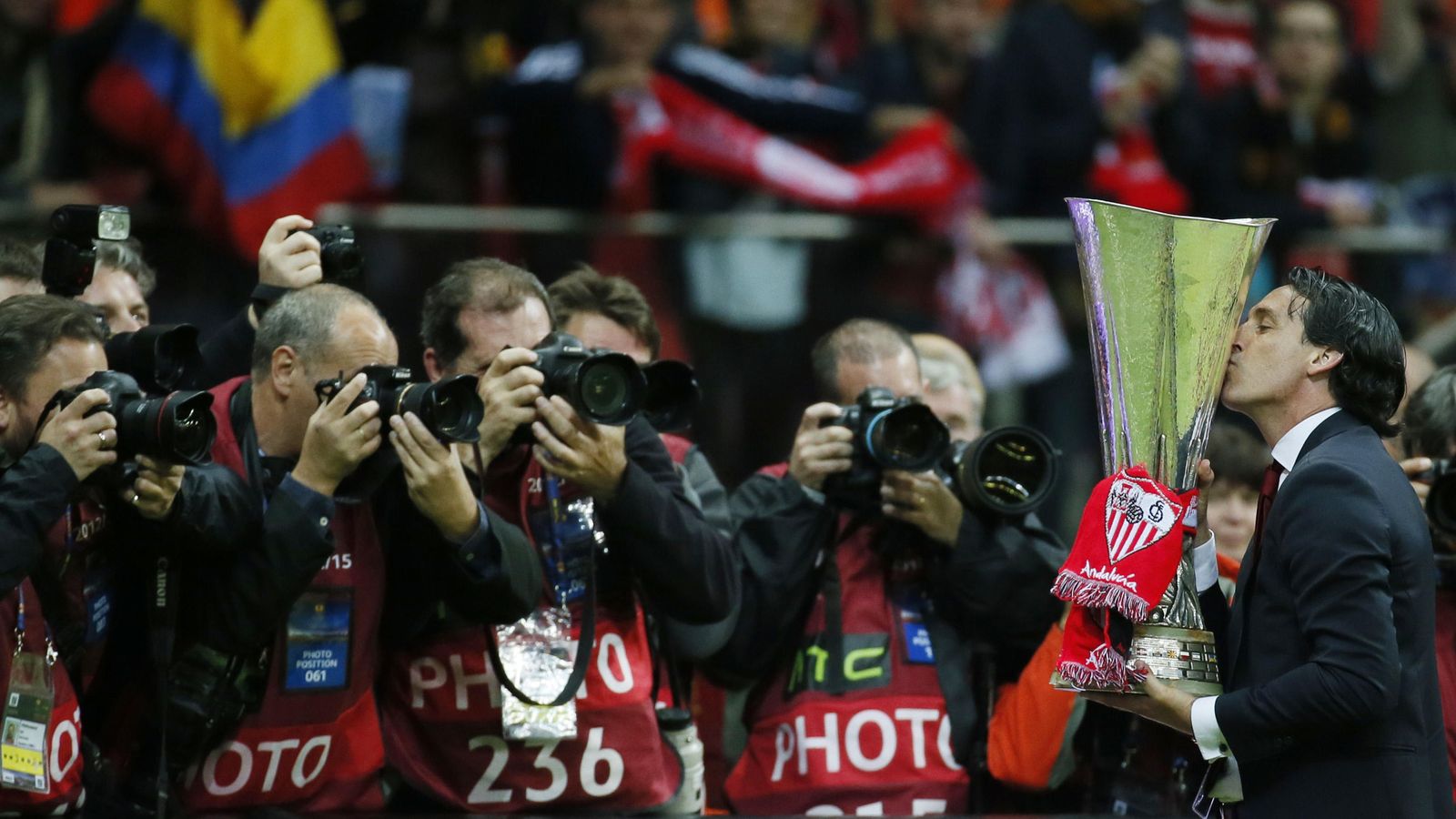 Foto: Emery besa la copa de campeón (Reuters).