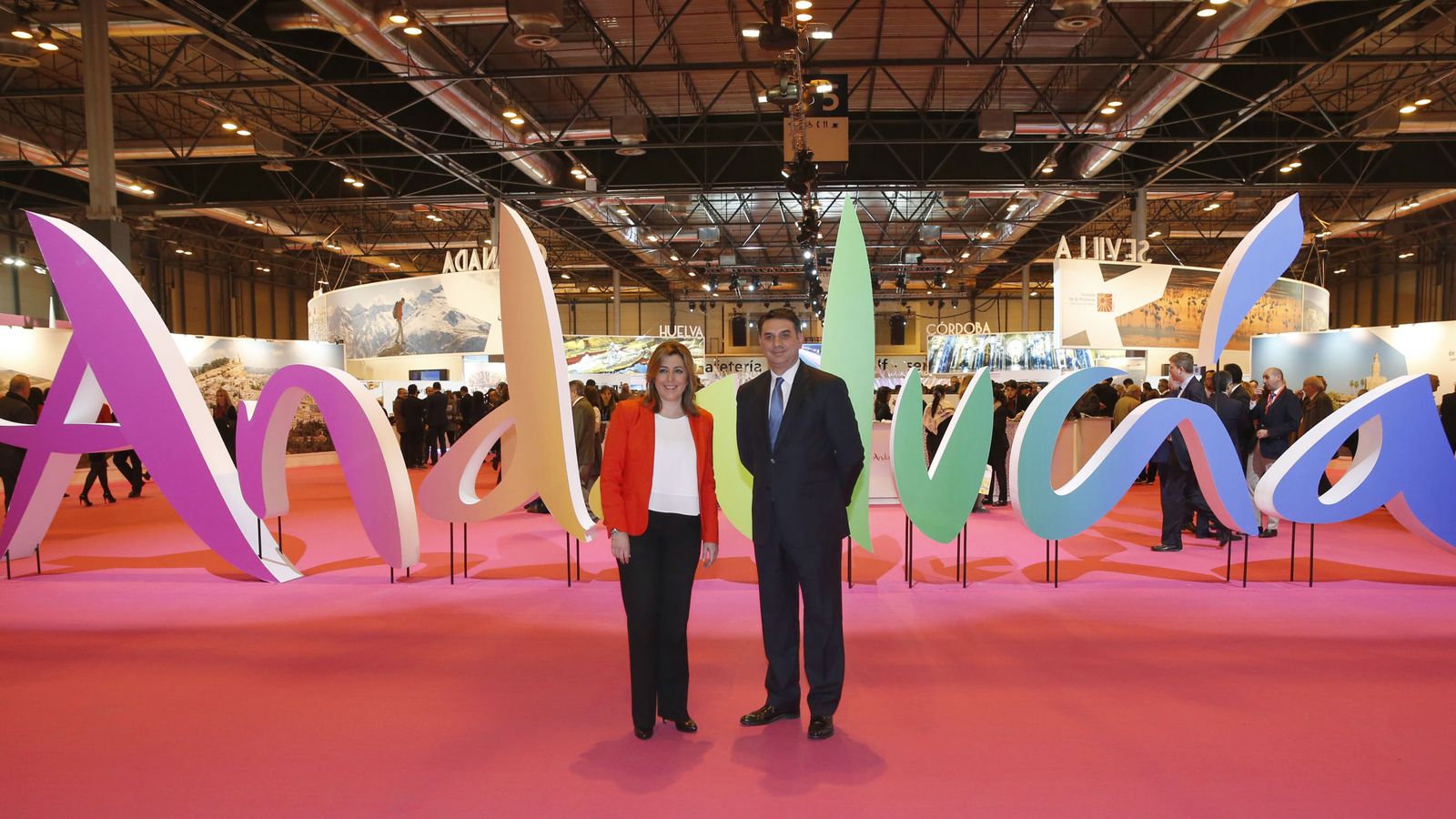 Foto: La presidenta andaluza, Susana Díaz, y el consejero de Turismo, Francisco Javier Fernández, en Fitur. (EFE)
